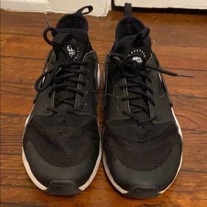 Nike huarache black size 5Y